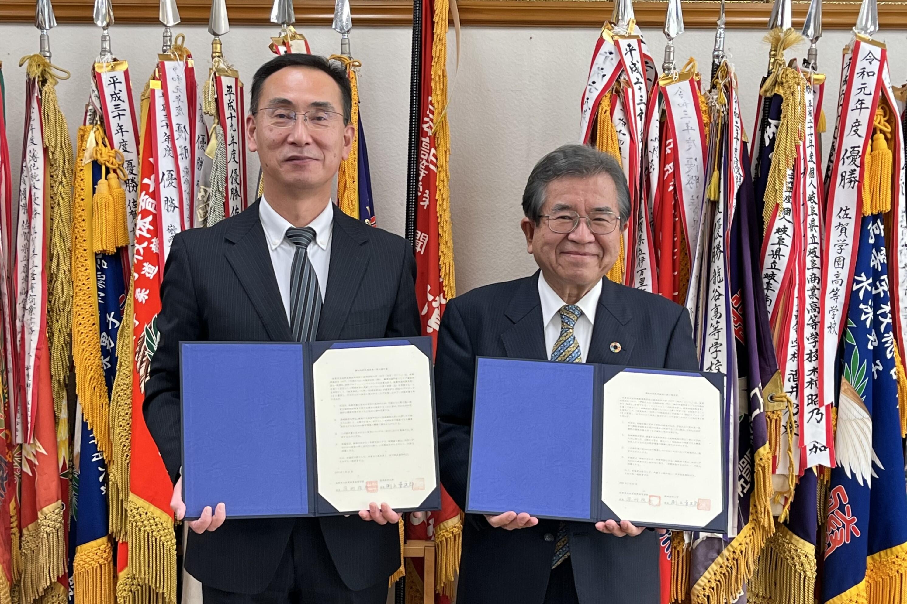 佐賀県立佐賀商業高等学校令和5年1月31日(左:深町校長).jpg